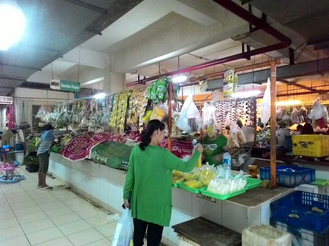 Berbelanja di Pasar Pondok Indah, Jakarta Selatan.