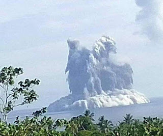 Mélanésie: Un volcan sous-marin entre en éruption au Vanuatu, projetant des cendres jusqu’à 100 mètres de haut Submarine-volcano-vanuatu-epi-island-explosion-underwater-hg