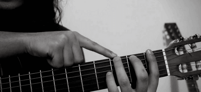 técnica que se emplea en la mano izquierda para la guitarra 