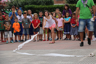 Campeonato de lanzamiento de chapela y papel higiénico infantil en las fiestas de Retuerto