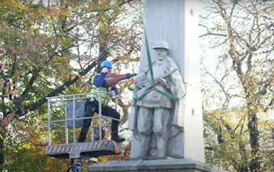 Poland demolishes Soviet-era monuments