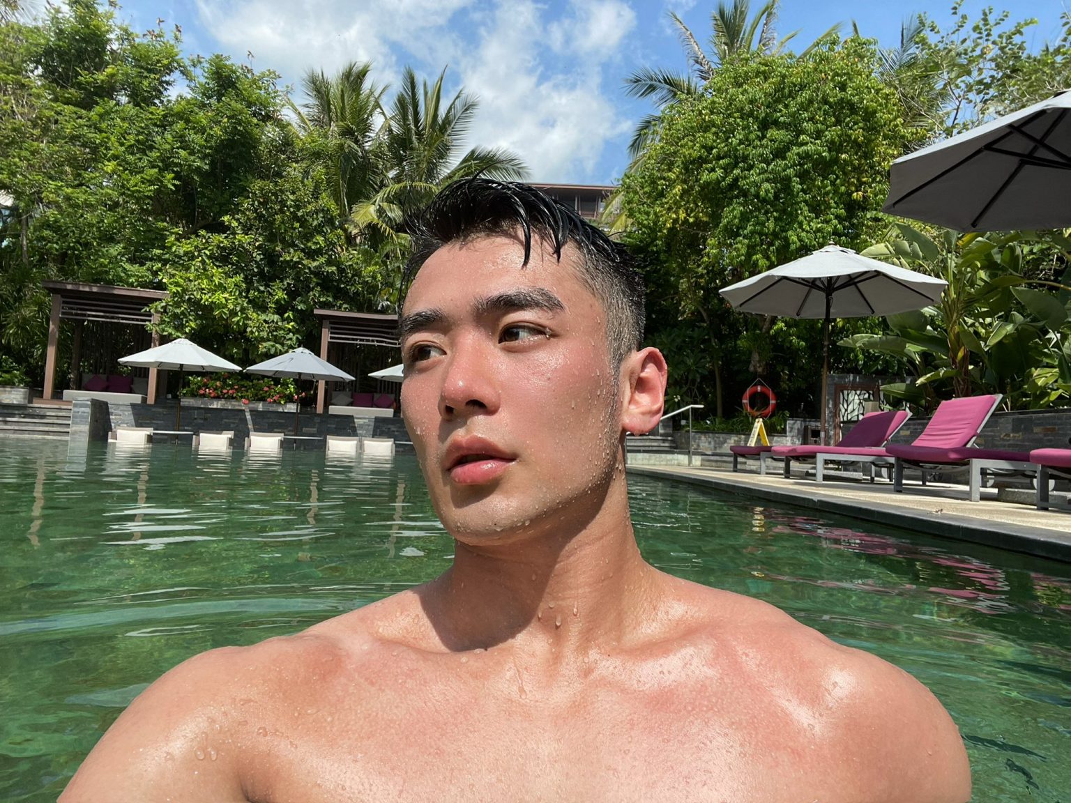 Chàng trai đẹp Thượng Hải khoe dáng ngoài bể bơi