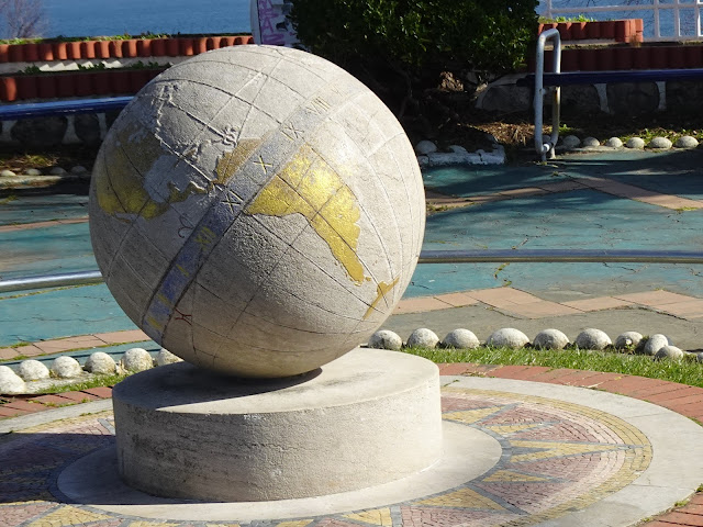 Globo terráqueo de piedra colocado en un parque