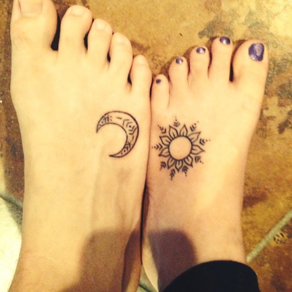 Estilizado do sol e da lua adornam o utente pés neste tatuagem conjunto.