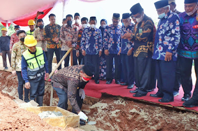 Gubernur Arinal Djunaidi Melakukan Peletakan Batu Pertama Pembangunan Al Kautsar Indoor Sport Center