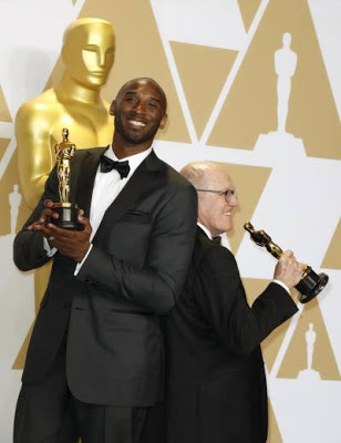 Kobe Bryant se luce con un trofeo en los premios Óscar