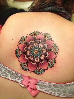 Vemos un tatuaje de mandala en una chica, el tatuaje es delicado y un tatuaje femenino