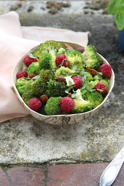 Salade de brocolis, framboises et amandes au basilic