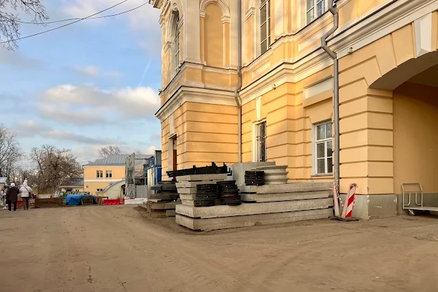 Яузская улица, Городская клиническая больница имени И. В. Давыдовского, храм иконы Божией Матери «Всех Скорбящих Радость» (построен в 1899 году)