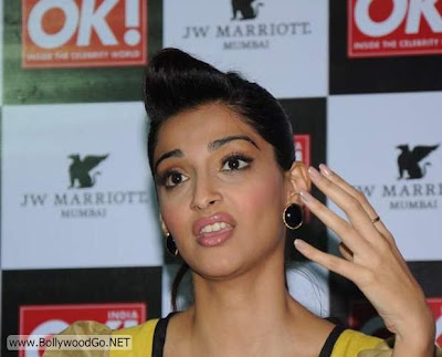 Sonam-Kapoor-Cute-Expressions6