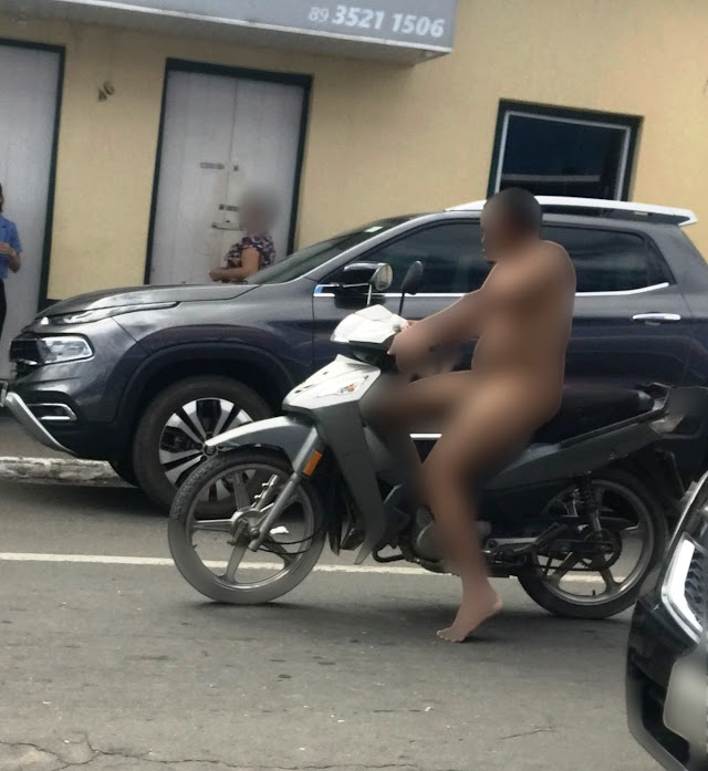 Homem nu é flagrado pilotando moto no Centro de Floriano; veja vídeo