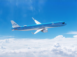 The new livery – the aircraft's exterior paint scheme – is both eye-catching and practical: the dark line separating KLM’s trademark blue and white swoops farther down, rendering the nosedome completely blue.