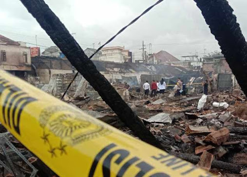 Tim Labfor Polda Jatim Memeriksa Kebakaran dari Lokasi Kebakaran Pasar Kesamben Blitar