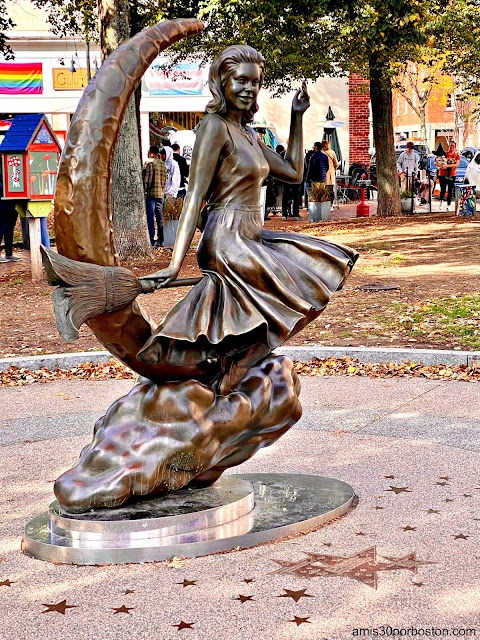 Estatua de Samantha de la Serie Bewitched en Salem