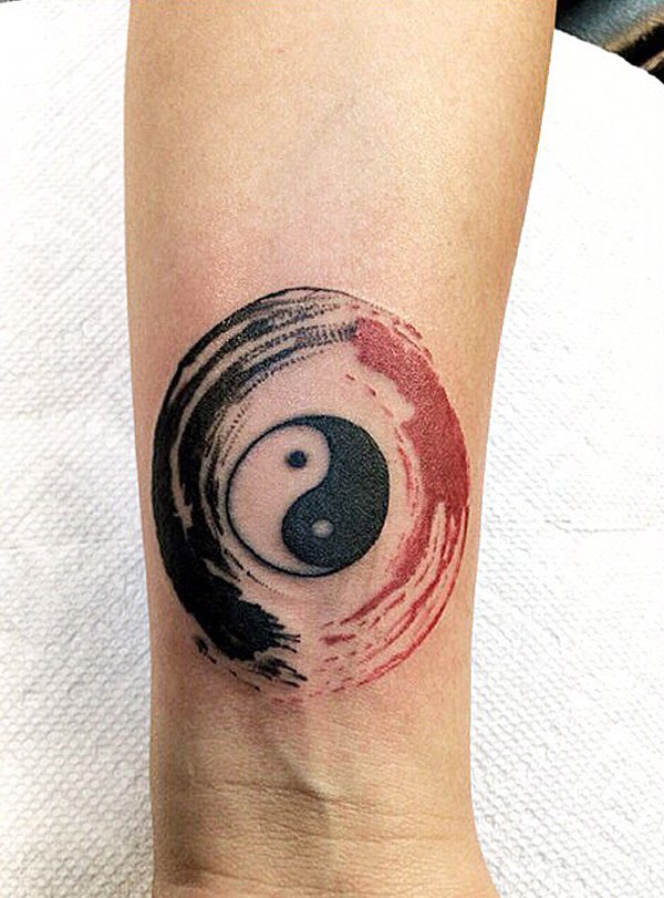 Outro simples olhar, Yin Yang tatuagem que lhe dá grande impacto. Ele é muito bonito, especialmente com a combinação de preto e vermelho de tinta contra a pele.