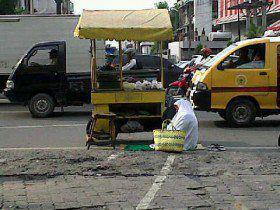 Selama 30 Tahun, Seorang Nenek Sholat Di Trotoar