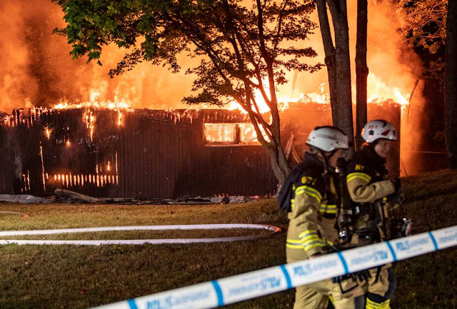 Stor brand i maskinhall i Malmö