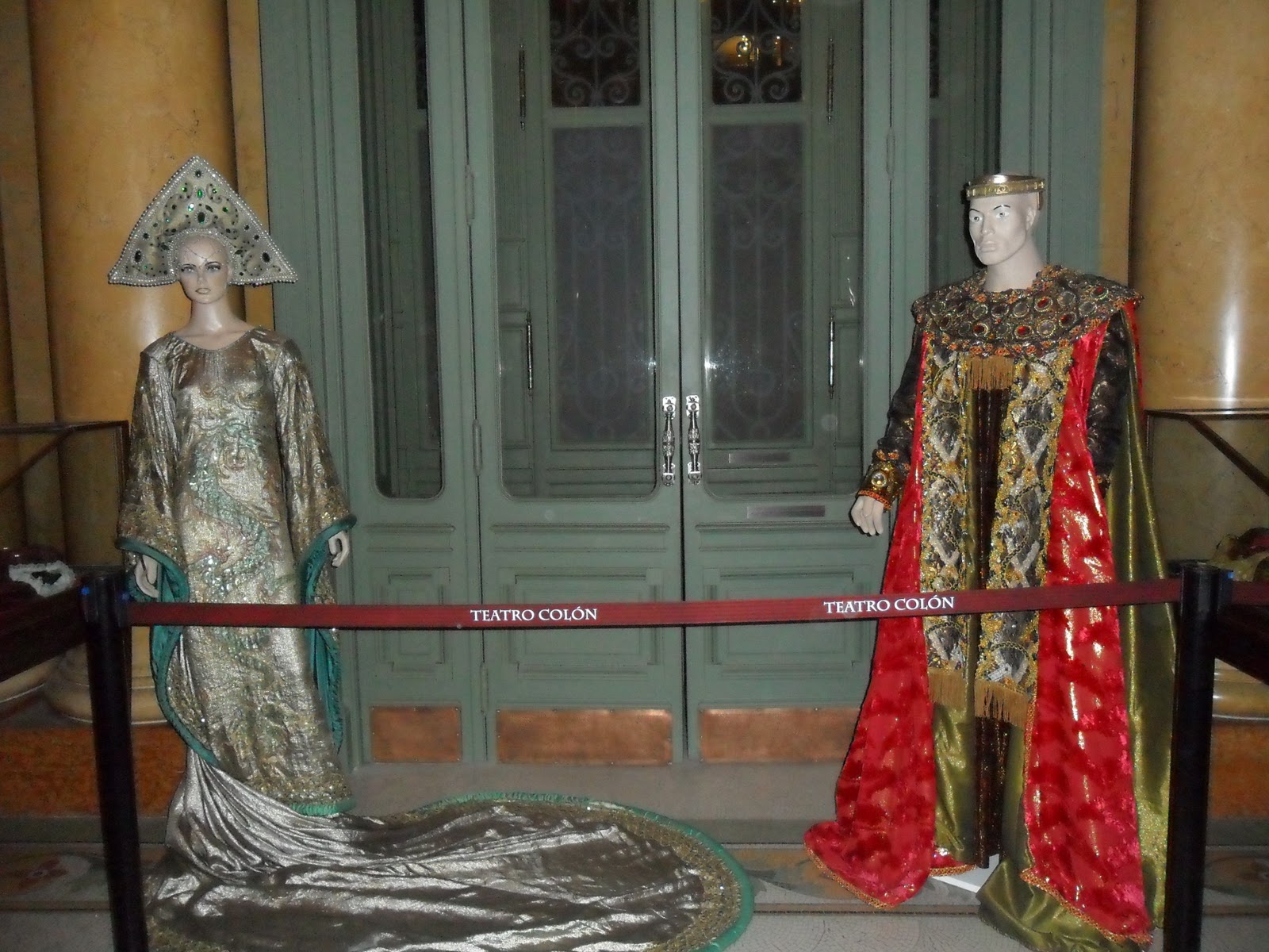 Amartuarte: Vestuarios en el Foyer del Teatro Colón 