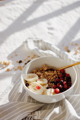 Bol con avena, plátano y frutos rojos