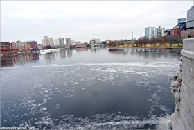 Vista del Charles River Congelado desde el Longfellow Bridge