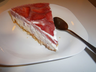 Tarta de queso y fresas.