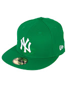 Une casquette des Yankees verte (aussi)(pour aller avec les chaussures).