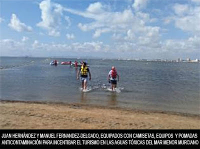 Juan Hernández y manuel Fernandez, equipados con trajes anticontaminación intentan engañar a turistas y veraneantes para que se bañen en las aguas tóxicas del mar muerto español