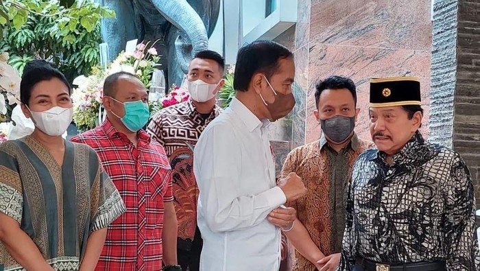 Jenguk Hendropriyono, Jokowi Kaget Disambut di Depan Rumah