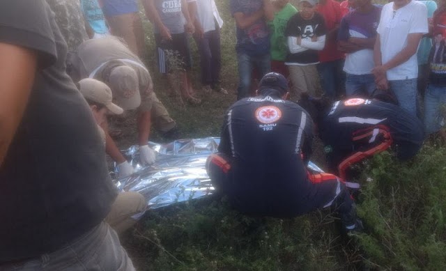 MOTOCICLISTA INVADE A FAIXA CONTRÁRIA, BATE EM CARRETA E MORRE NA BR-423