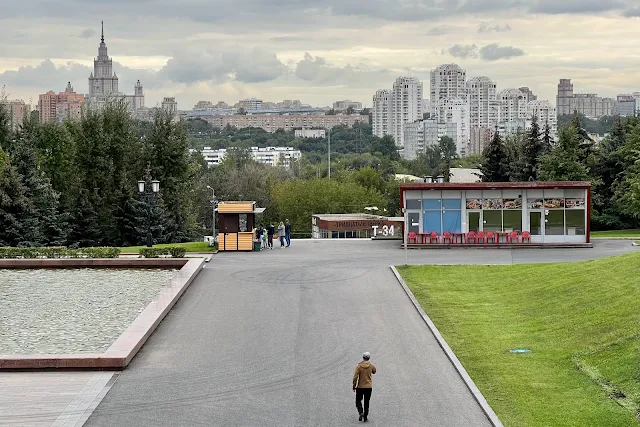 Парк Победы, вид в сторону Мосфильмовской улицы