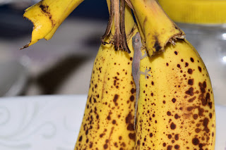 house gecko on ripe banana