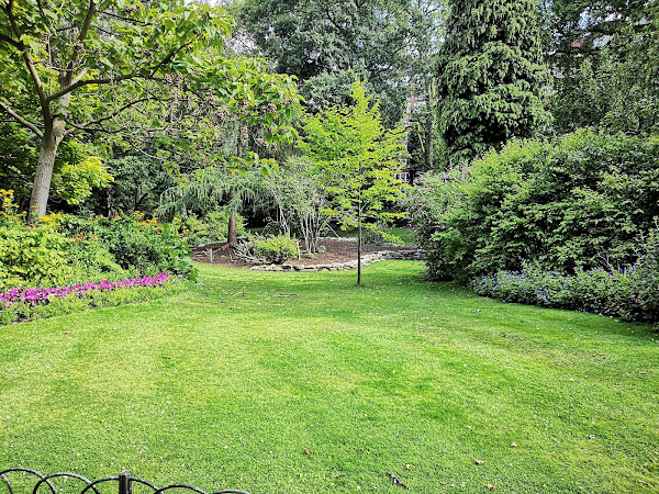 3 Practical Tips To Maintain A Large Garden