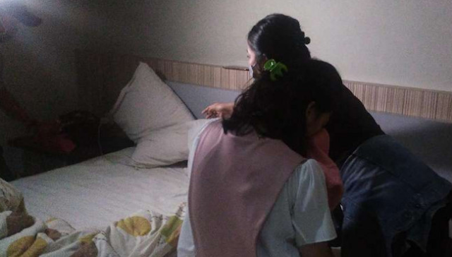 Baru Mau Mulai Threesome, Dua Wanita Dan Seorang Pria Digrebek Petugas di Kamar Hotel