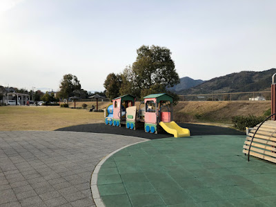 有田川鉄道公園・結構広い芝生の広場と遊具