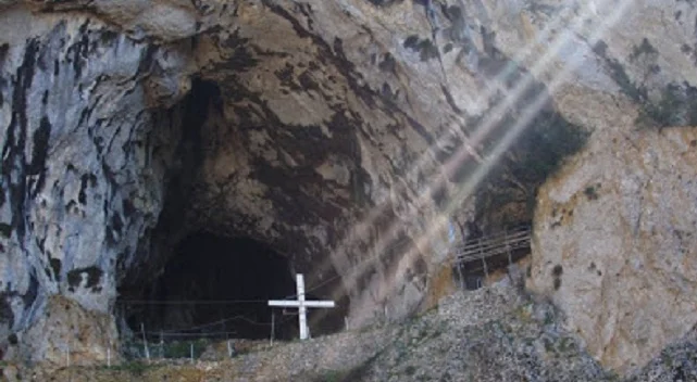 Τα μυστηριώδη σπήλαια του Αγίου Όρους