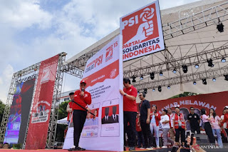 Ketua Umum PSI Kaesang Pangarep mencontohkan pencoblosan surat suara dalam kampanye akbar PSI Mawar Melawa di Lapangan Blok S, Jakarta Selatan, Senin (5/2/2024). ANTARA/Nadia Putri Rahmani