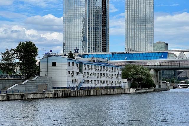 Москва-река, Пресненская набережная, офисное здание ГУП «Центр-Сити», строящийся жилой комплекс Capital Towers, торгово-пешеходный мост «Багратион», причал Москва-Сити