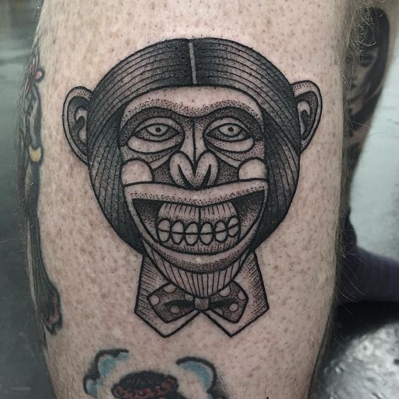 O macaco com um grande sorriso