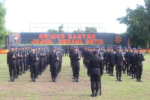 Latihan PBB Bersenjata Anggota Bintara Remaja di Laksanakan Satbrimob Polda Banten di Lapangan Hijau