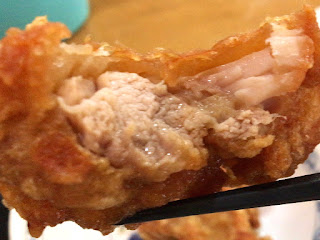 鶏肉の唐揚げをひと齧り