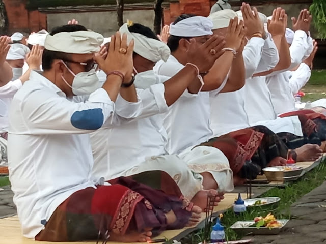 Wawali Jaya Negara Sembahyang Bersama di Pura Agung Jagatnatha