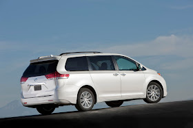 Rear 3/4 view of 2014 Toyota Sienna Limited