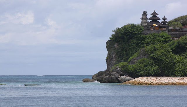Menikmati Keindahan Pantai Geger Di Pulau Bali  