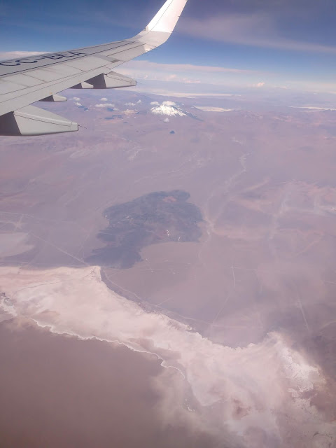 Salar Punta Negra y volcán Llullaillaco desde el aire, región de Antofagasta, Chile