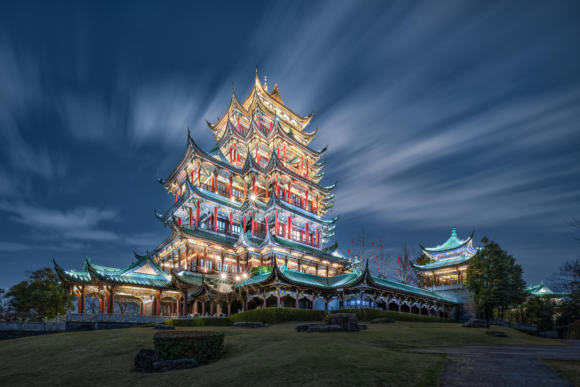 Китайская пагода с подсветкой в ночное время