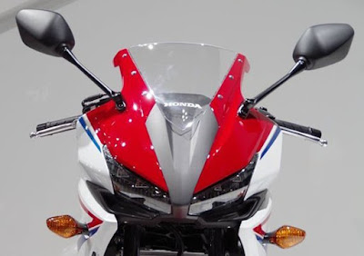 All New 2016 Honda CBR150R Facelift front headlight look pose
