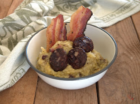 El trinxat típico guiso invernal a base de col y patata, tostado con bacon y butifarra negra.