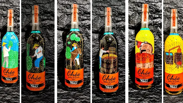mezcal con botellas pintadas
