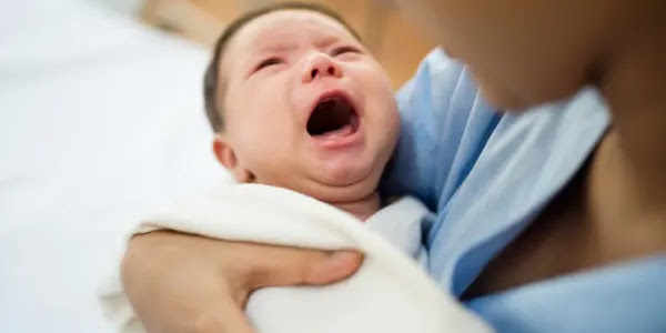 Penyebab Bayi Sering Muntah dan Cara Mengatasinya Tanpa Panik