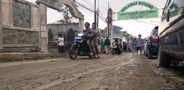 Banjir 8 Meter Surut, Belasan Motor Jatuh Di Perumahan Pondok Gede Permai